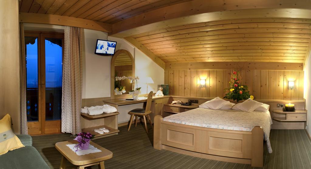 Hotel Ladinia Dolomites View Pozza di Fassa Szoba fotó