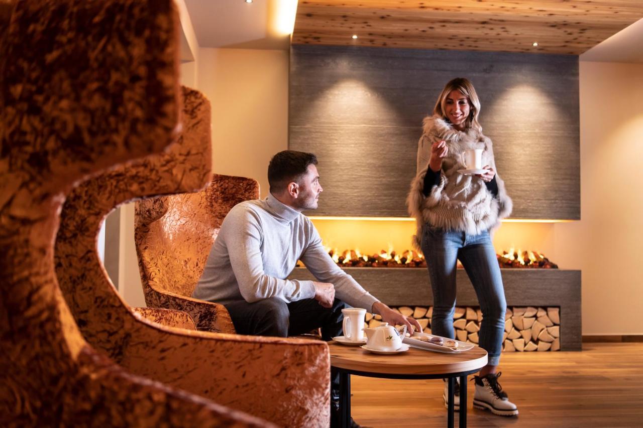 Hotel Ladinia Dolomites View Pozza di Fassa Kültér fotó