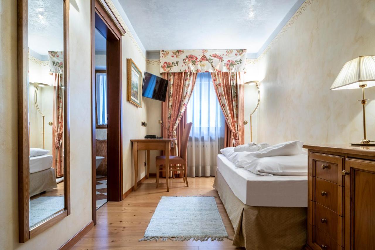 Hotel Ladinia Dolomites View Pozza di Fassa Kültér fotó