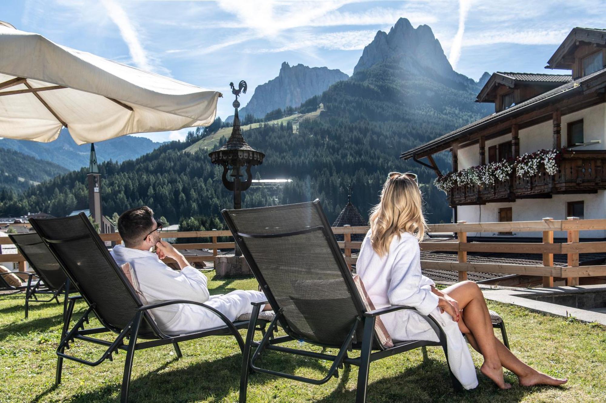Hotel Ladinia Dolomites View Pozza di Fassa Kültér fotó