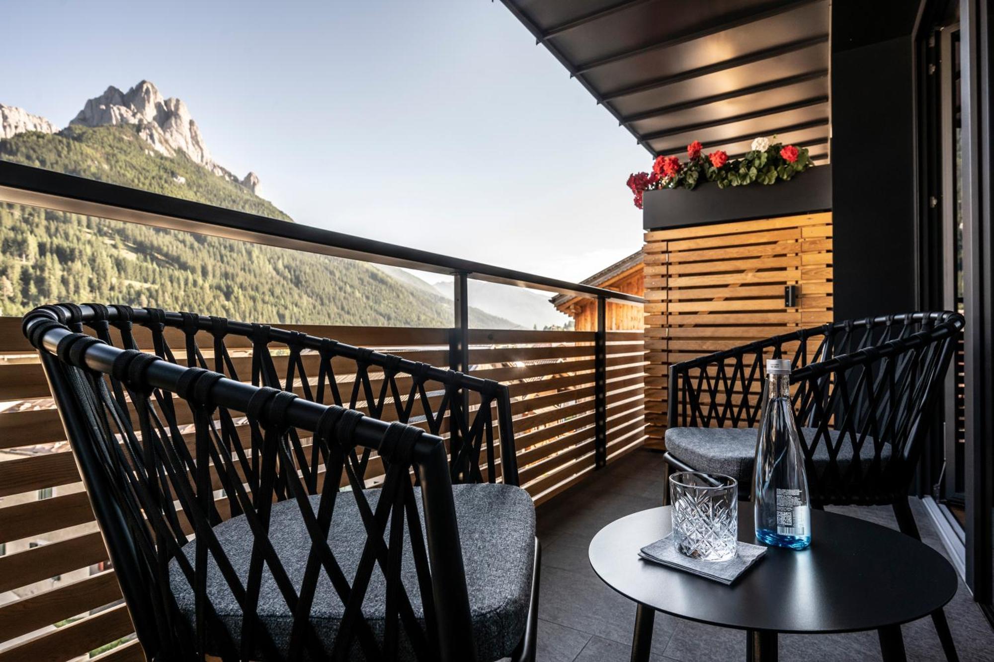 Hotel Ladinia Dolomites View Pozza di Fassa Kültér fotó