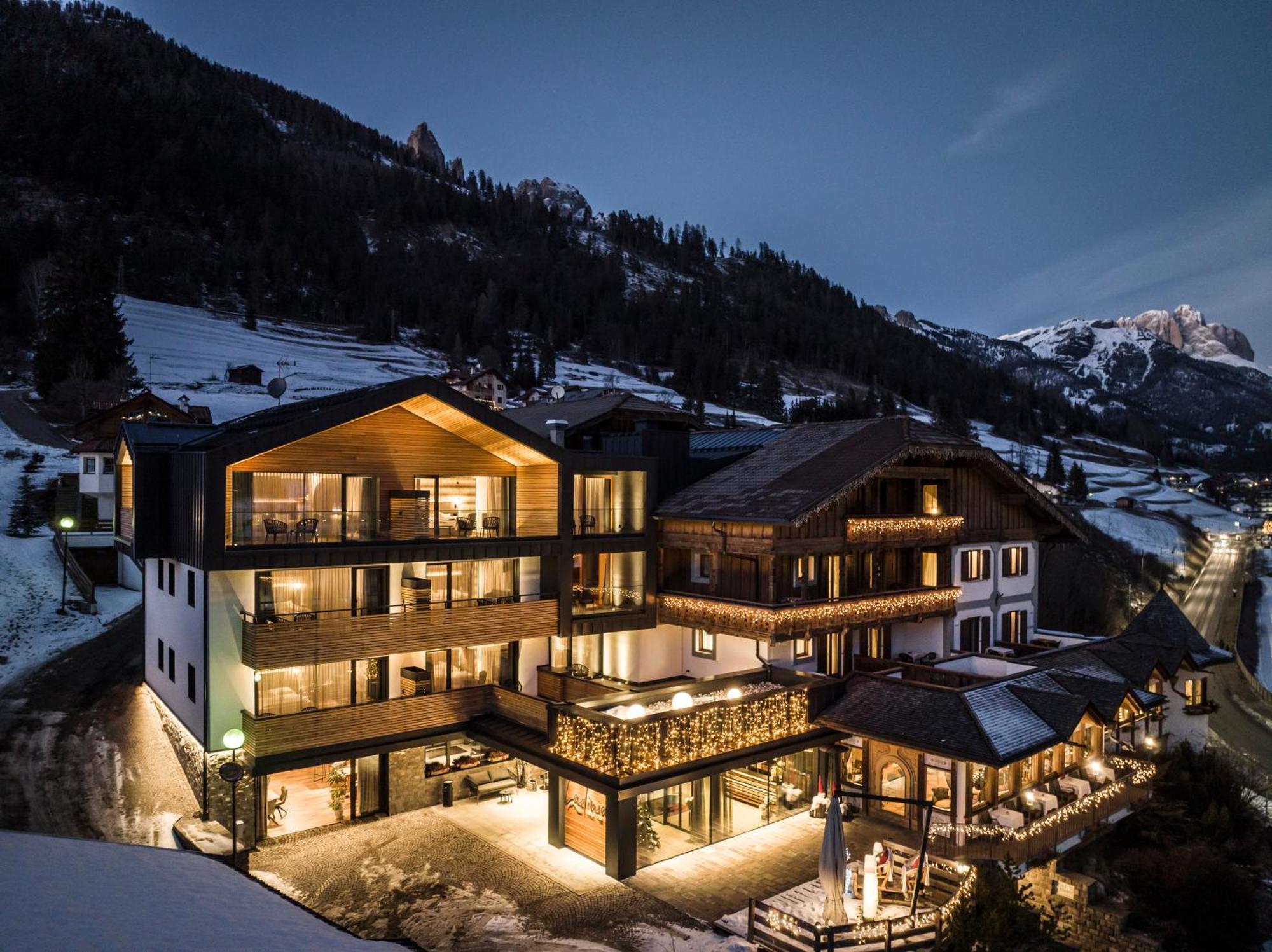 Hotel Ladinia Dolomites View Pozza di Fassa Kültér fotó