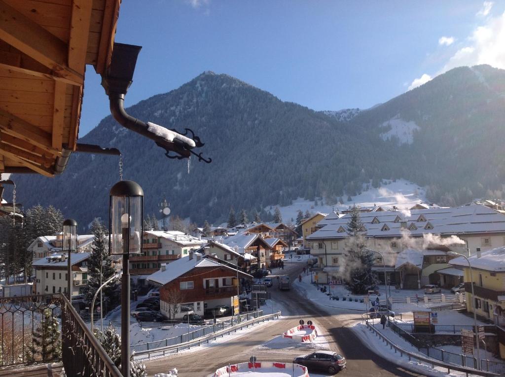 Hotel Ladinia Dolomites View Pozza di Fassa Kültér fotó