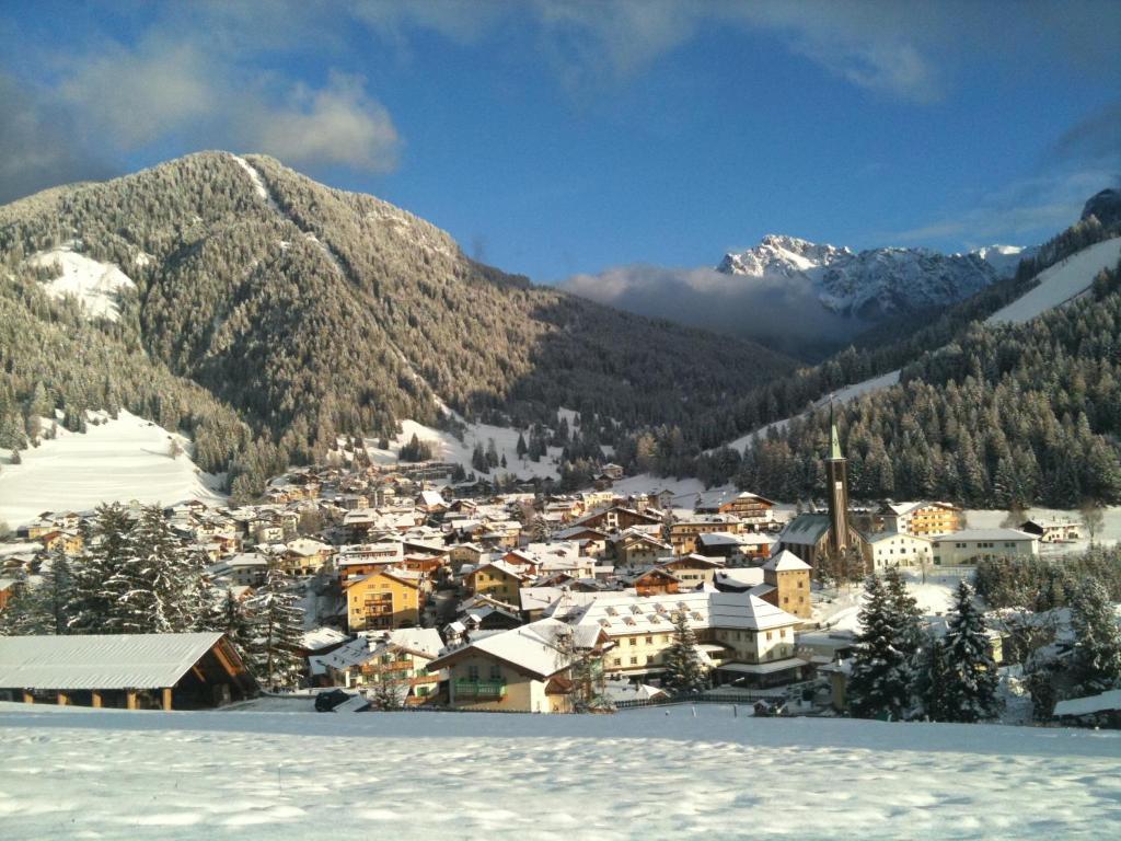 Hotel Ladinia Dolomites View Pozza di Fassa Kültér fotó